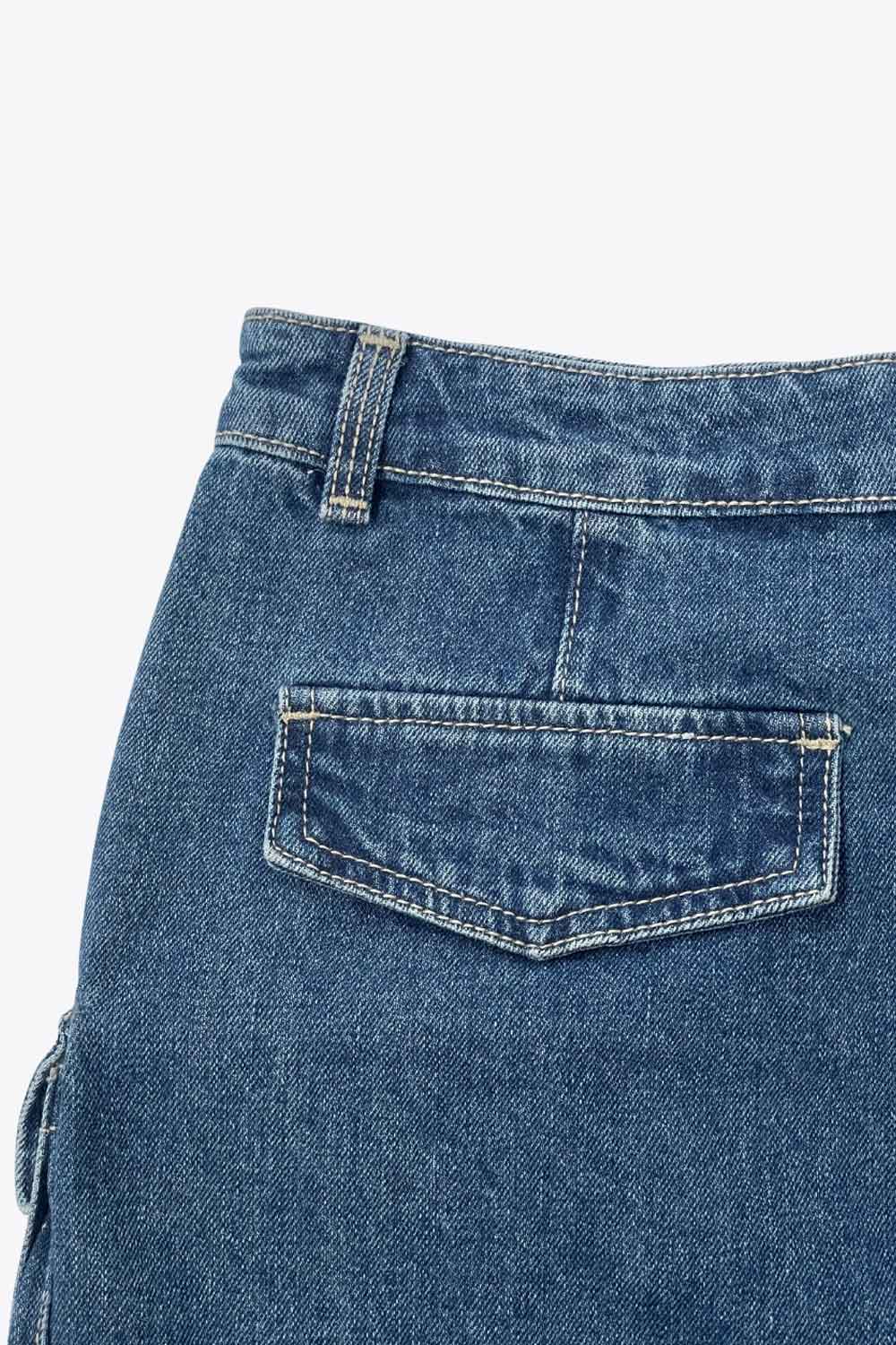 Falda corta cargo de denim, fit ajustado, cintura media con pretina y trabillas, bolsillos delanteros, laterales y posteriores cargo con cartera. Cierre frontal con cremallera oculta y botón en contraste.