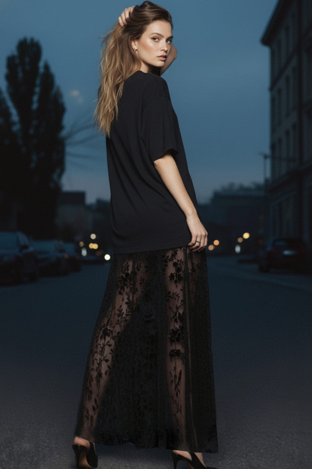 Falda larga de mesh con encaje, cintura alta, corte en a, y cierre lateral con cremallera oculta.