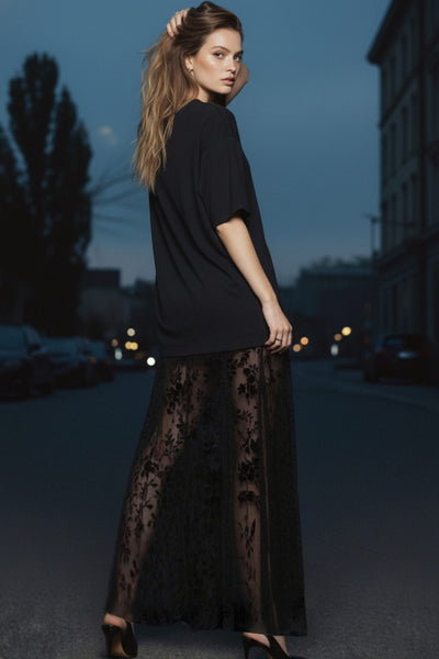 Falda larga de mesh con encaje, cintura alta, corte en a, y cierre lateral con cremallera oculta.