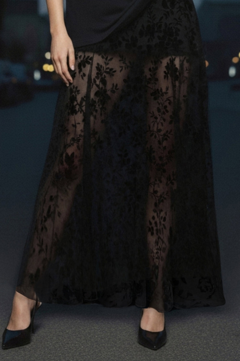 Falda larga de mesh con encaje, cintura alta, corte en a, y cierre lateral con cremallera oculta.