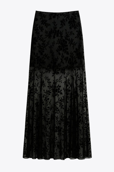 Falda larga de mesh con encaje, cintura alta, corte en a, y cierre lateral con cremallera oculta.