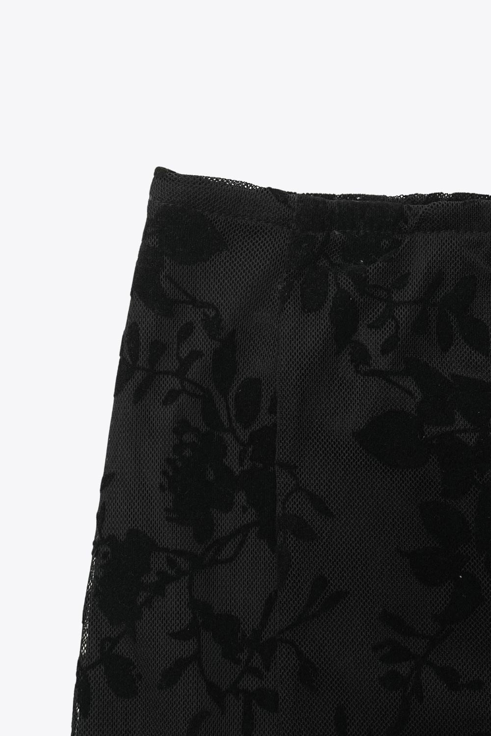 Falda larga de mesh con encaje, cintura alta, corte en a, y cierre lateral con cremallera oculta.