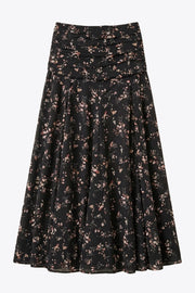 Falda maxi de estampado floral, corte en a, cintura alta con detalle plisados y olanes en bajo. Cierre lateral con cremallera oculta.