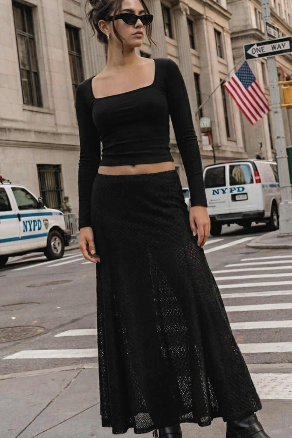 Falda larga de encaje, cintura alta elástica y corte en a con olanes en bajo.