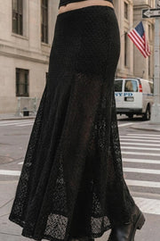 Falda larga de encaje, cintura alta elástica y corte en a con olanes en bajo.