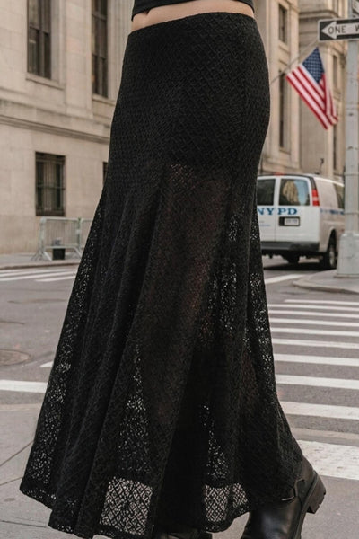 Falda larga de encaje, cintura alta elástica y corte en a con olanes en bajo.