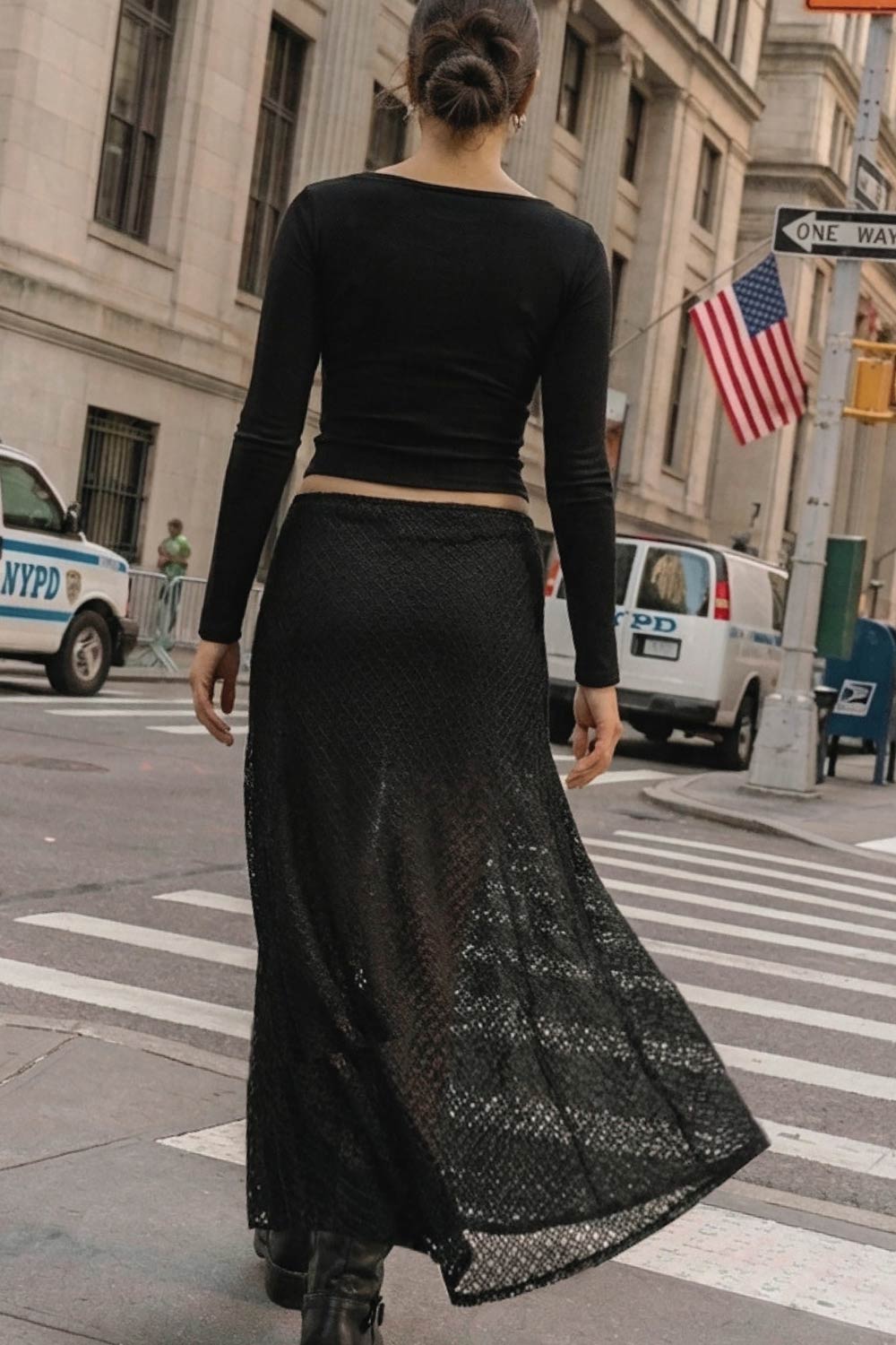 Falda larga de encaje, cintura alta elástica y corte en a con olanes en bajo.