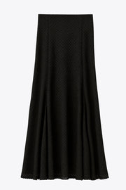 Falda larga de encaje, cintura alta elástica y corte en a con olanes en bajo.