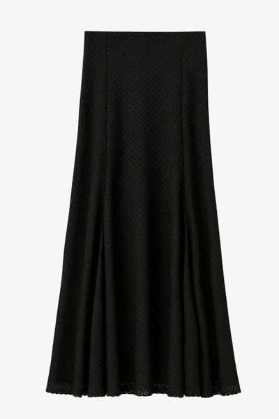 Falda larga de encaje, cintura alta elástica y corte en a con olanes en bajo.