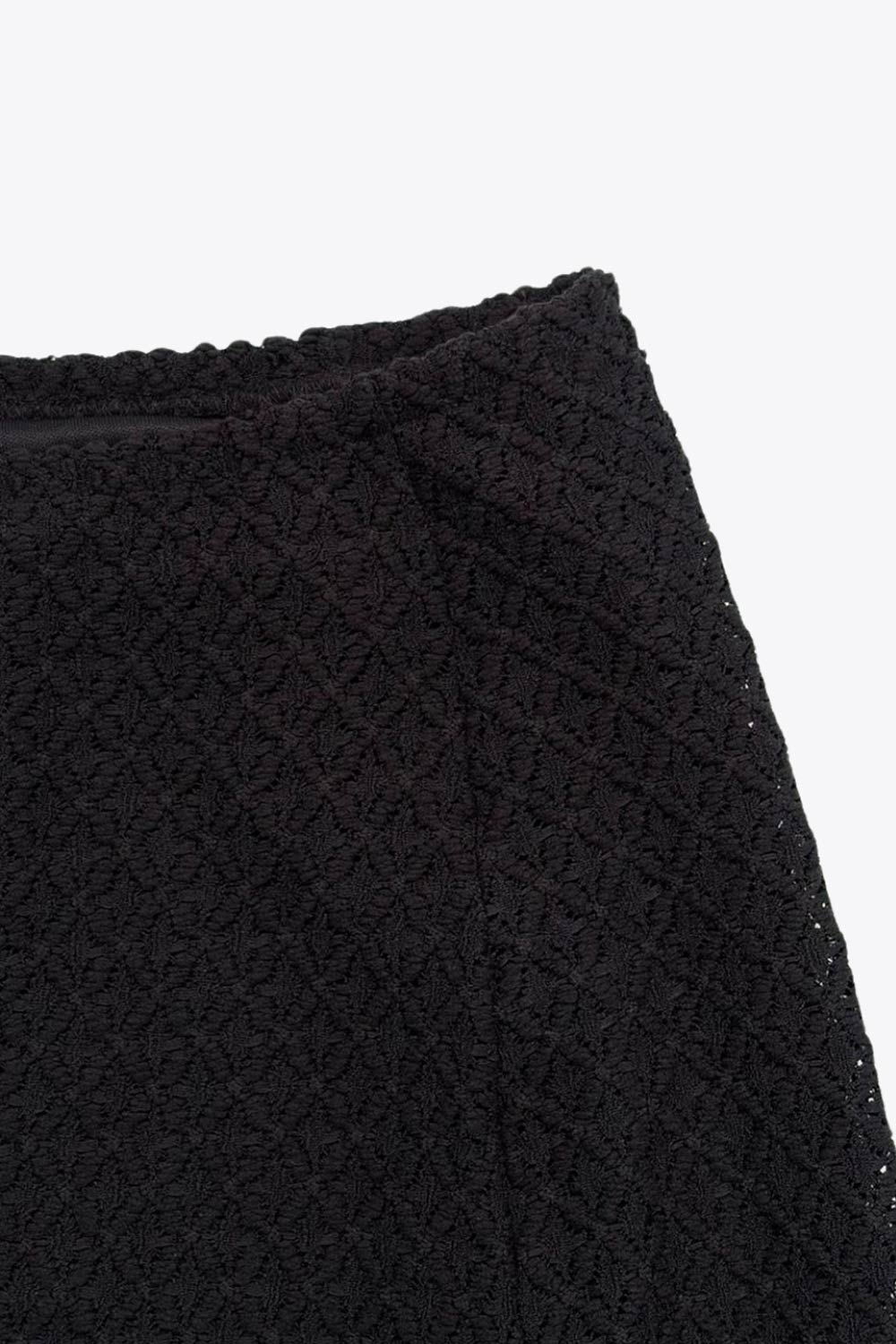 Falda larga de encaje, cintura alta elástica y corte en a con olanes en bajo.