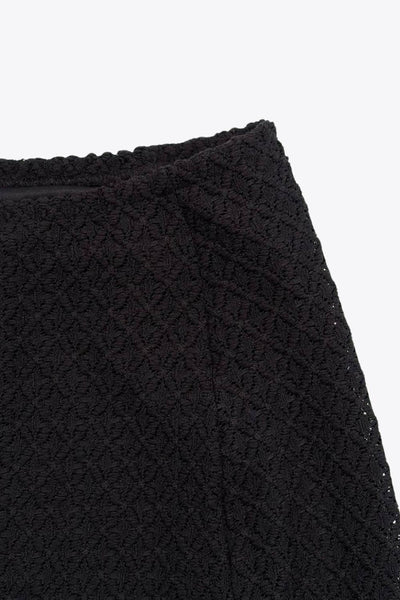 Falda larga de encaje, cintura alta elástica y corte en a con olanes en bajo.