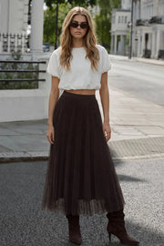 Falda midi de mesh con tableado, cintura alta con pretina elástica y corte en a.
