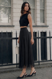Falda midi de mesh con tableado, cintura alta con pretina elástica y corte en a.