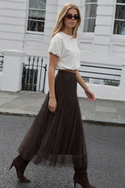 Falda midi de mesh con tableado, cintura alta con pretina elástica y corte en a.