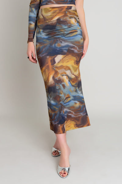 Falda midi de fit ajustado, estampado abstracto, cintura alta, plisado en costado y abertura lateral en bajo.