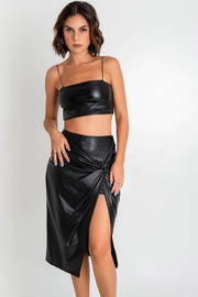 Falda midi de efecto piel, fit ajustado, cintura alta, nudo frontal con abertura y cierre posterior con cremallera oculta.