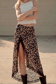 Falda midi de cintura media, corte en a, estampado leopardo, bajo asimétrico y abertura frontal en bajo. Detalle de encaje contraste en borde.