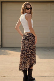 Falda midi de cintura media, corte en a, estampado leopardo, bajo asimétrico y abertura frontal en bajo. Detalle de encaje contraste en borde.