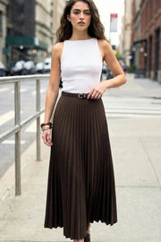 Falda midi plisada, cintura alta con pretina y cierre con cremallera oculta lateral.
