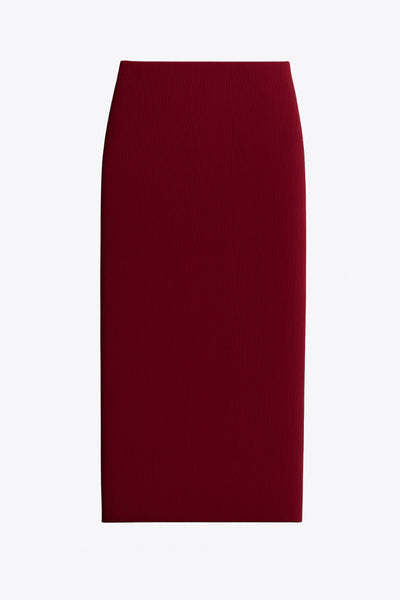 Falda midi de fit ajustado, cintura media elástica, abertura lateral en bajo y detalle de textura en tejido.