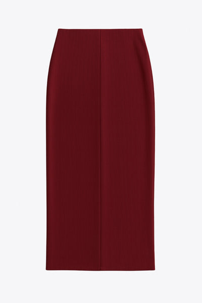 Falda midi de fit ajustado, cintura media elástica, abertura lateral en bajo y detalle de textura en tejido.