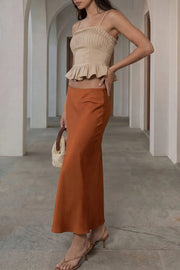 Falda midi satinada de cintura alta con pretina elástica y fit recto.