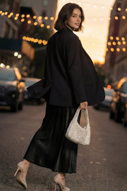 Falda midi satinada de cintura alta con pretina elástica y fit recto.