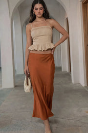 Falda midi satinada de cintura alta con pretina elástica y fit recto.