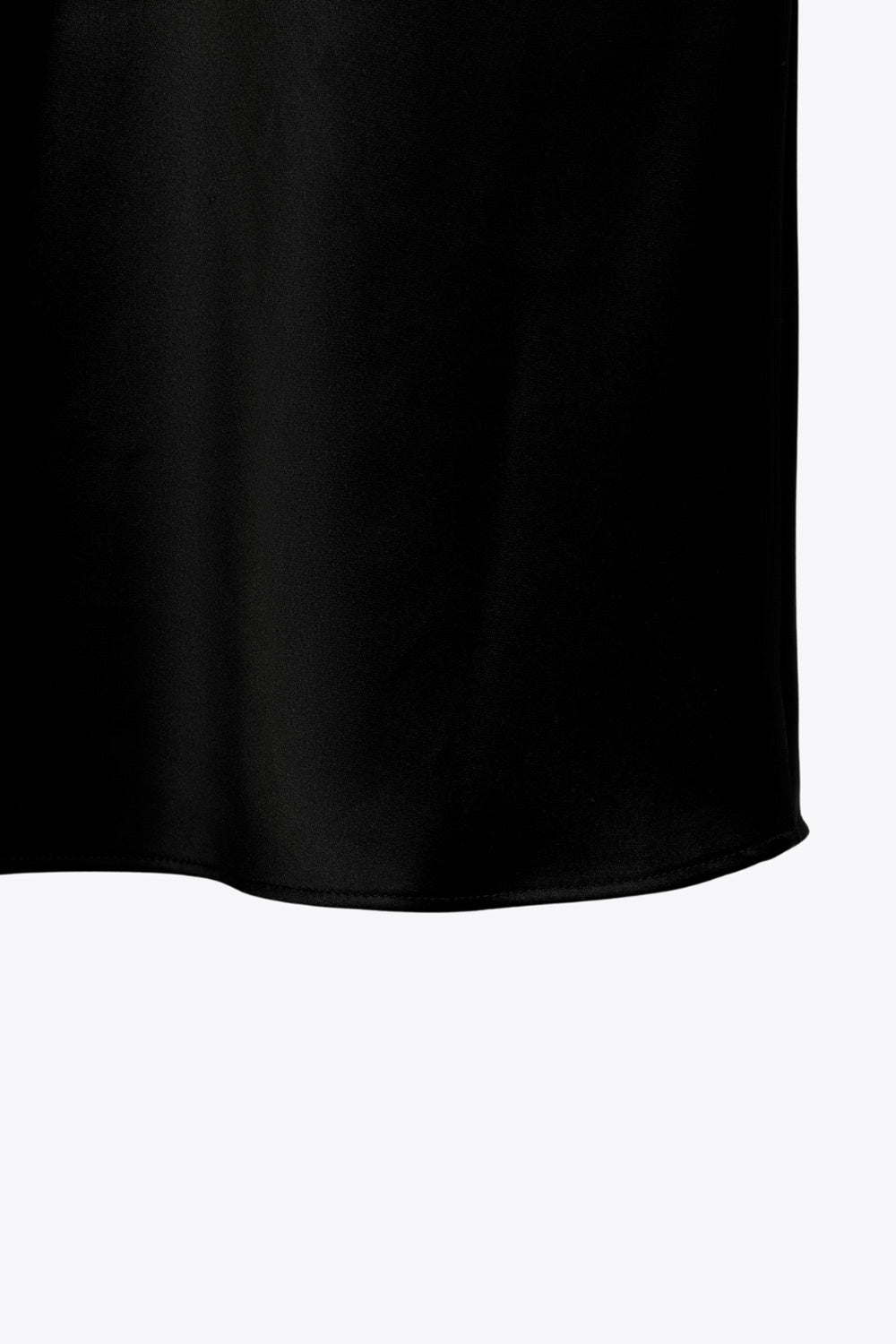 Falda midi satinada de cintura alta con pretina elástica y fit recto.