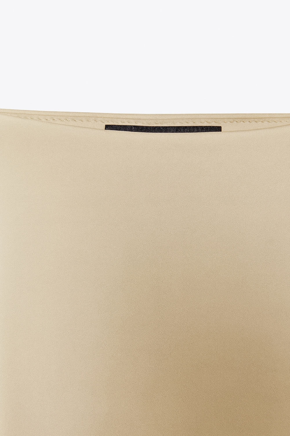 Falda midi satinada de cintura alta con pretina elástica y fit recto.