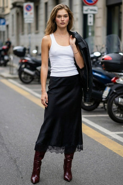 Falda midi satinada de cintura alta con pretina elástica y fit recto. Detalle de encaje en bajo.