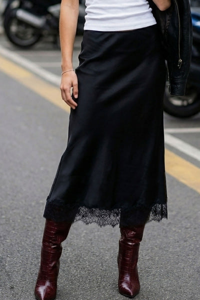 Falda midi satinada de cintura alta con pretina elástica y fit recto. Detalle de encaje en bajo.