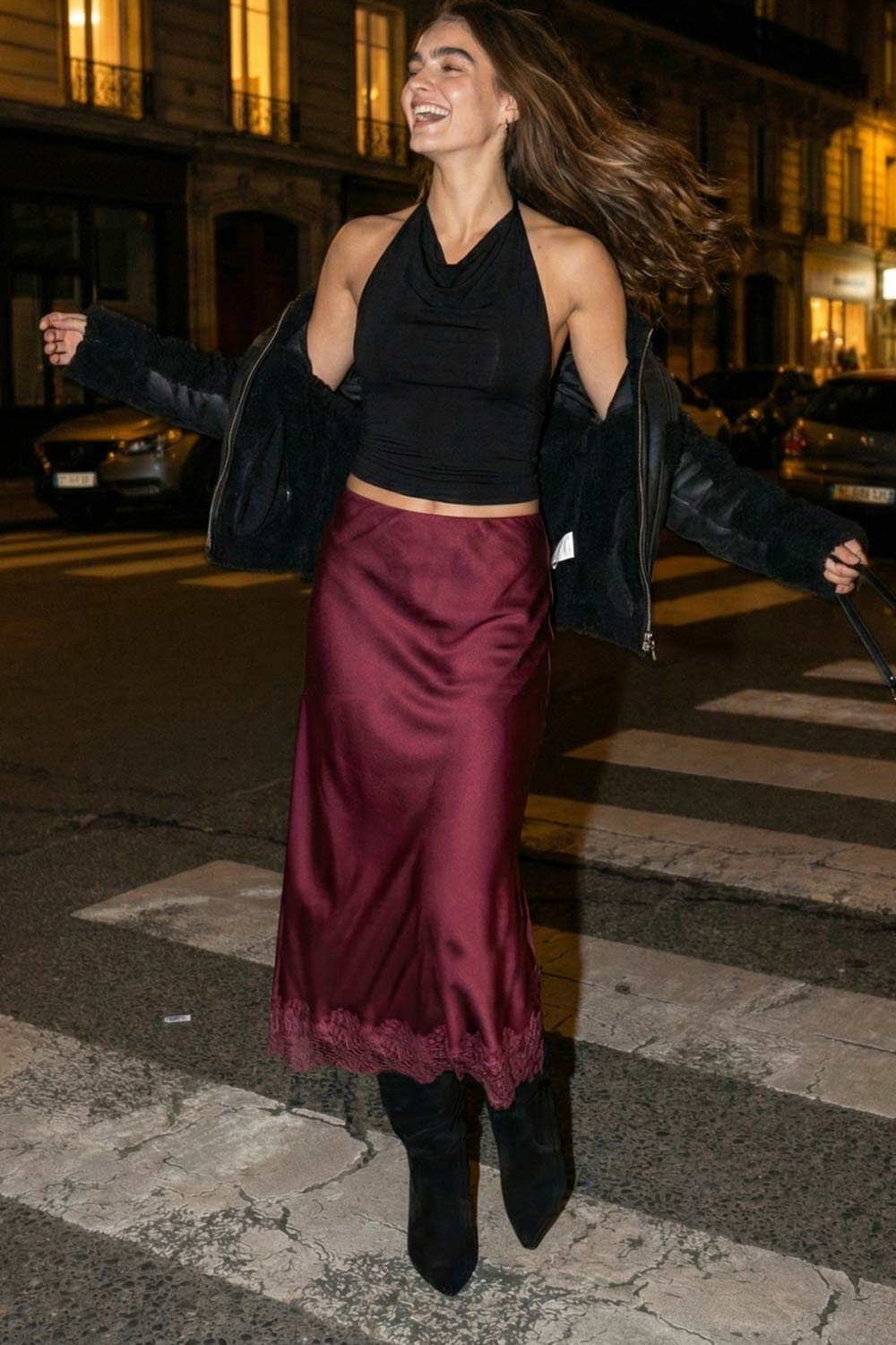 Falda midi satinada de cintura alta con pretina elástica y fit recto. Detalle de encaje en bajo.