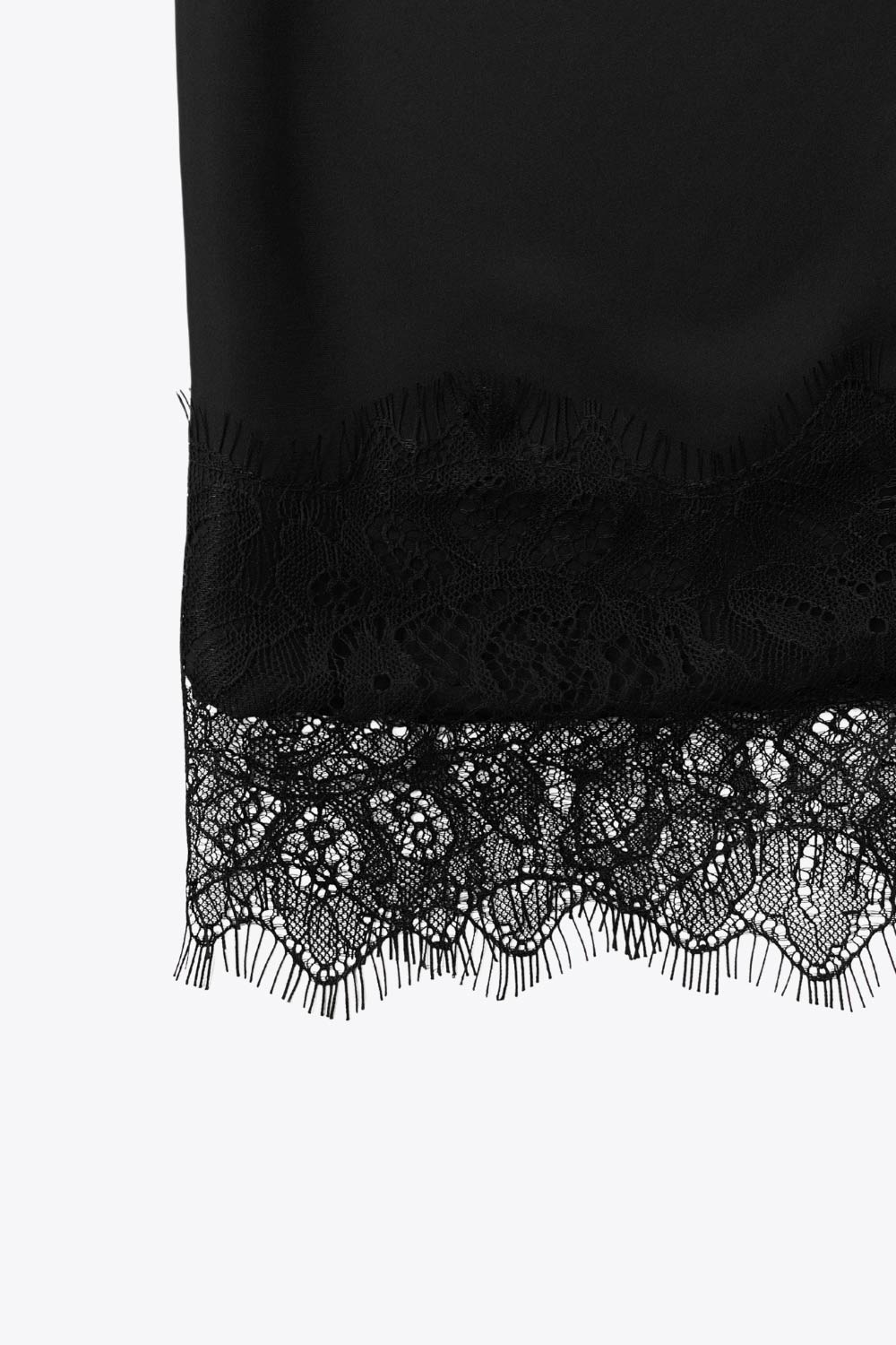 Falda midi satinada de cintura alta con pretina elástica y fit recto. Detalle de encaje en bajo.