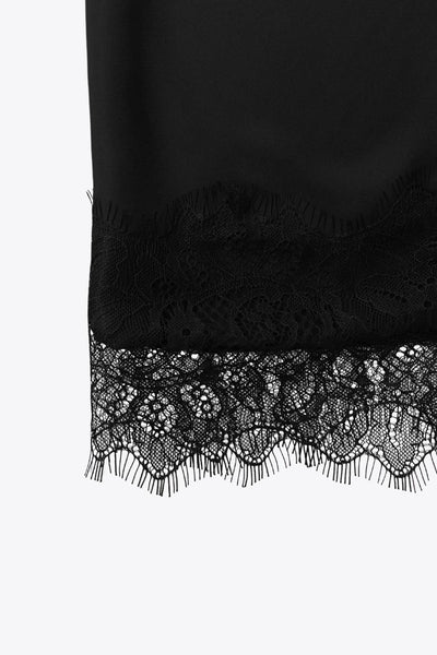 Falda midi satinada de cintura alta con pretina elástica y fit recto. Detalle de encaje en bajo.