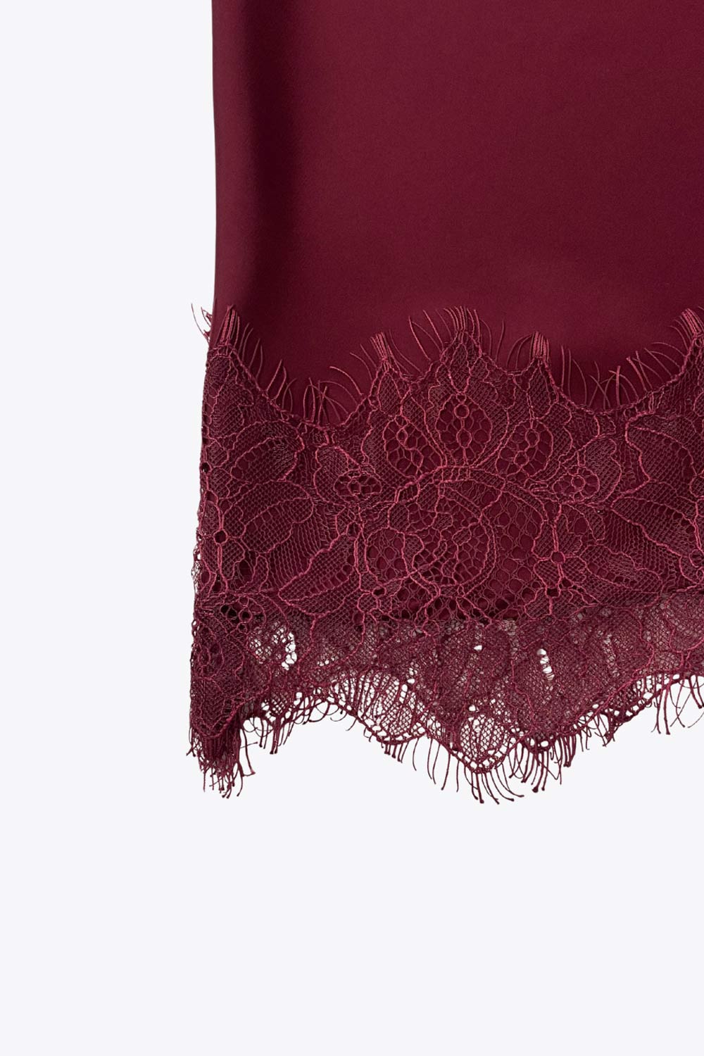 Falda midi satinada de cintura alta con pretina elástica y fit recto. Detalle de encaje en bajo.