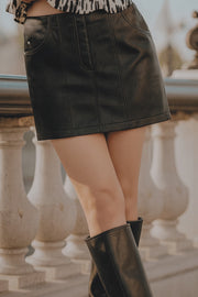 Falda corta de efecto piel, fit ajustado, cintura alta, costuras frontales decorativas, bolsillos delanteros y traseros de parche. Cierre frontal con cremallera oculta.