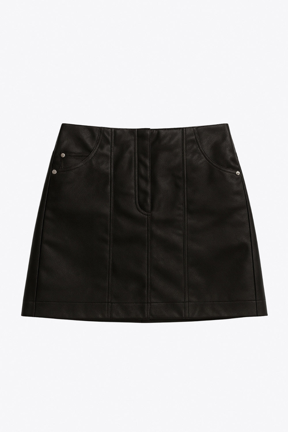 Falda corta de efecto piel, fit ajustado, cintura alta, costuras frontales decorativas, bolsillos delanteros y traseros de parche. Cierre frontal con cremallera oculta.