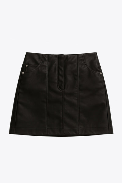 Falda corta de efecto piel, fit ajustado, cintura alta, costuras frontales decorativas, bolsillos delanteros y traseros de parche. Cierre frontal con cremallera oculta.