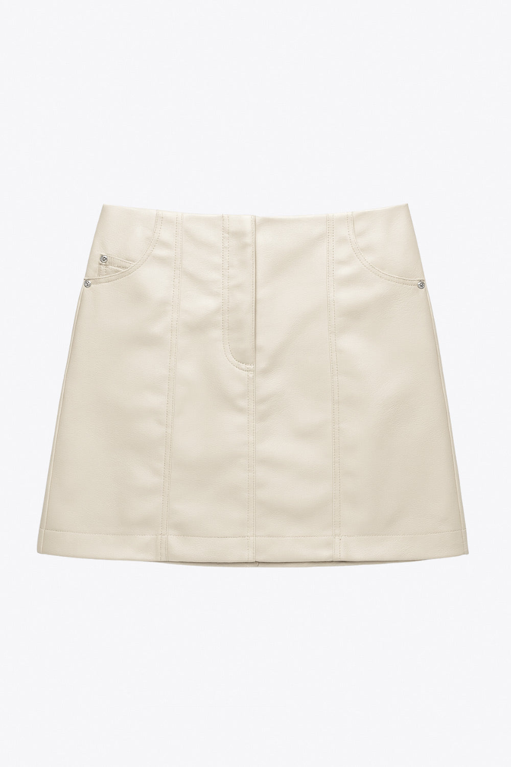 Falda corta de efecto piel, fit ajustado, cintura alta, costuras frontales decorativas, bolsillos delanteros y traseros de parche. Cierre frontal con cremallera oculta.