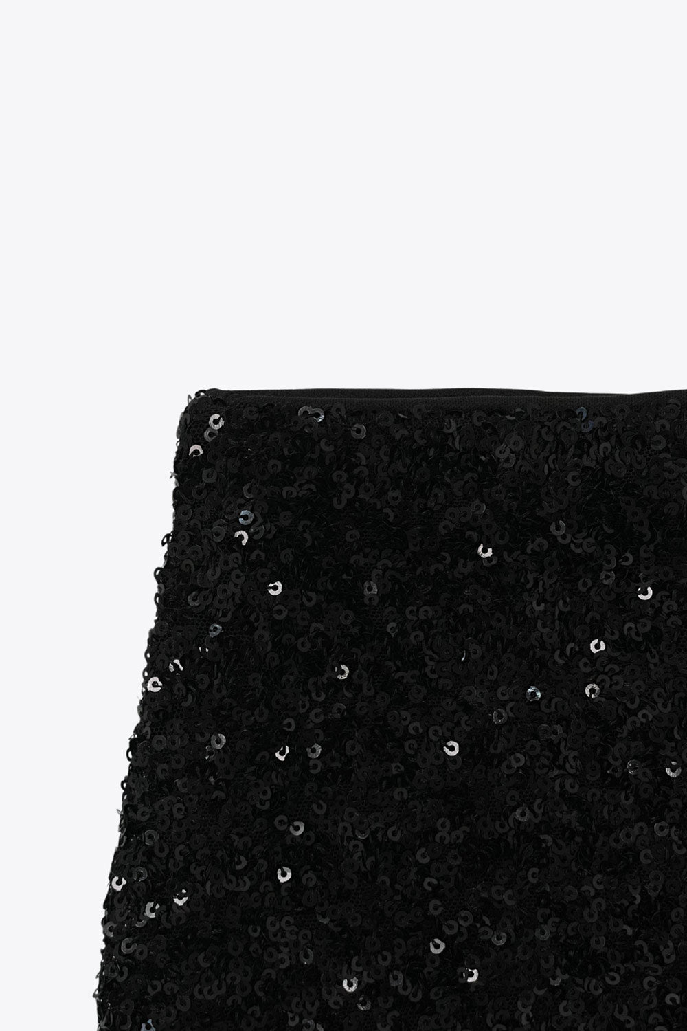 Falda corta de lentejuelas, fit ajustado y cintura alta elástica.