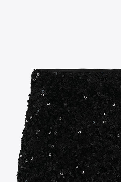Falda corta de lentejuelas, fit ajustado y cintura alta elástica.