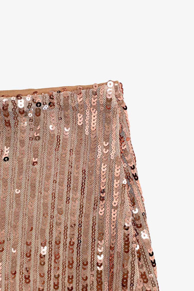 Falda corta de lentejuelas, fit ajustado y cintura alta elástica.