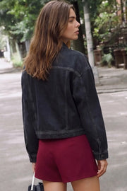 Falda short de corte en a, cintura alta, plisado lateral con bajo curveado, abertura frontal y cierre lateral con cremallera oculta.