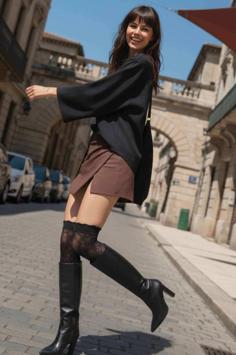 Falda short corto de cintura alta, corte en a, cruce frontal con plisados frontales y cierre lateral con cremallera oculta.