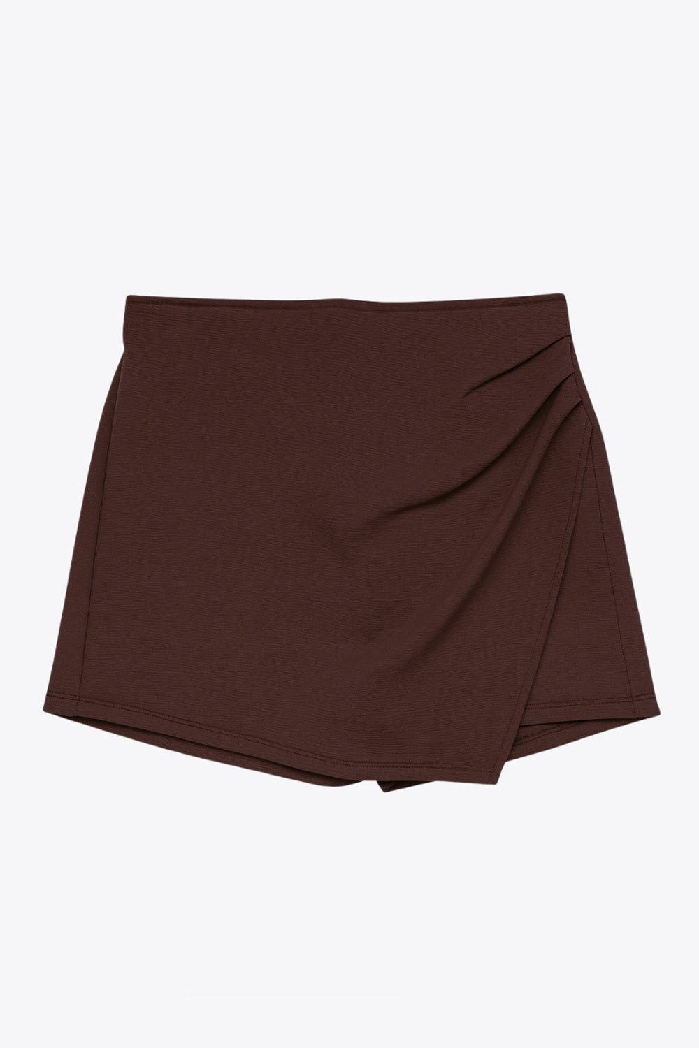 Falda short corto de cintura alta, corte en a, cruce frontal con plisados frontales y cierre lateral con cremallera oculta.