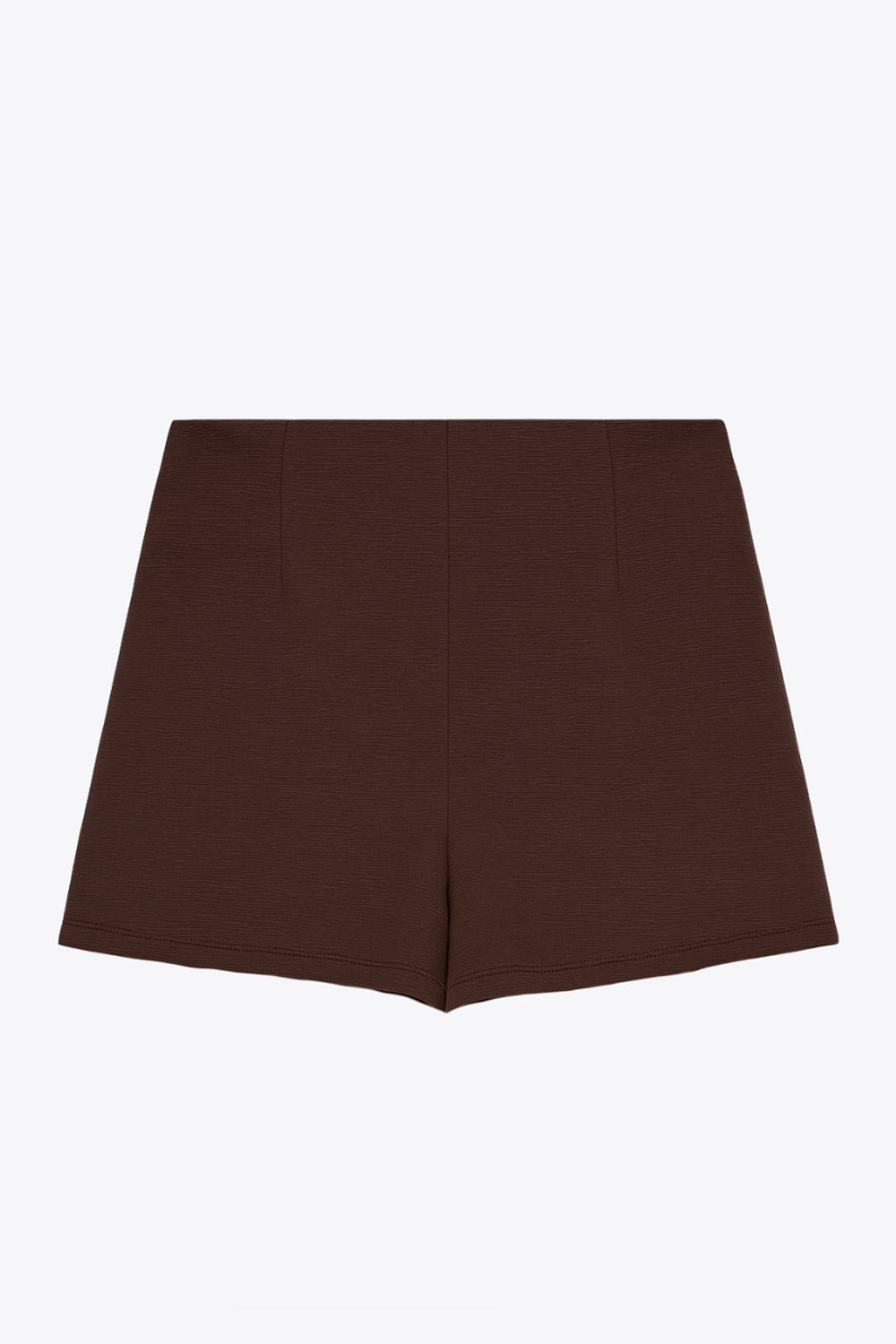 Falda short corto de cintura alta, corte en a, cruce frontal con plisados frontales y cierre lateral con cremallera oculta.