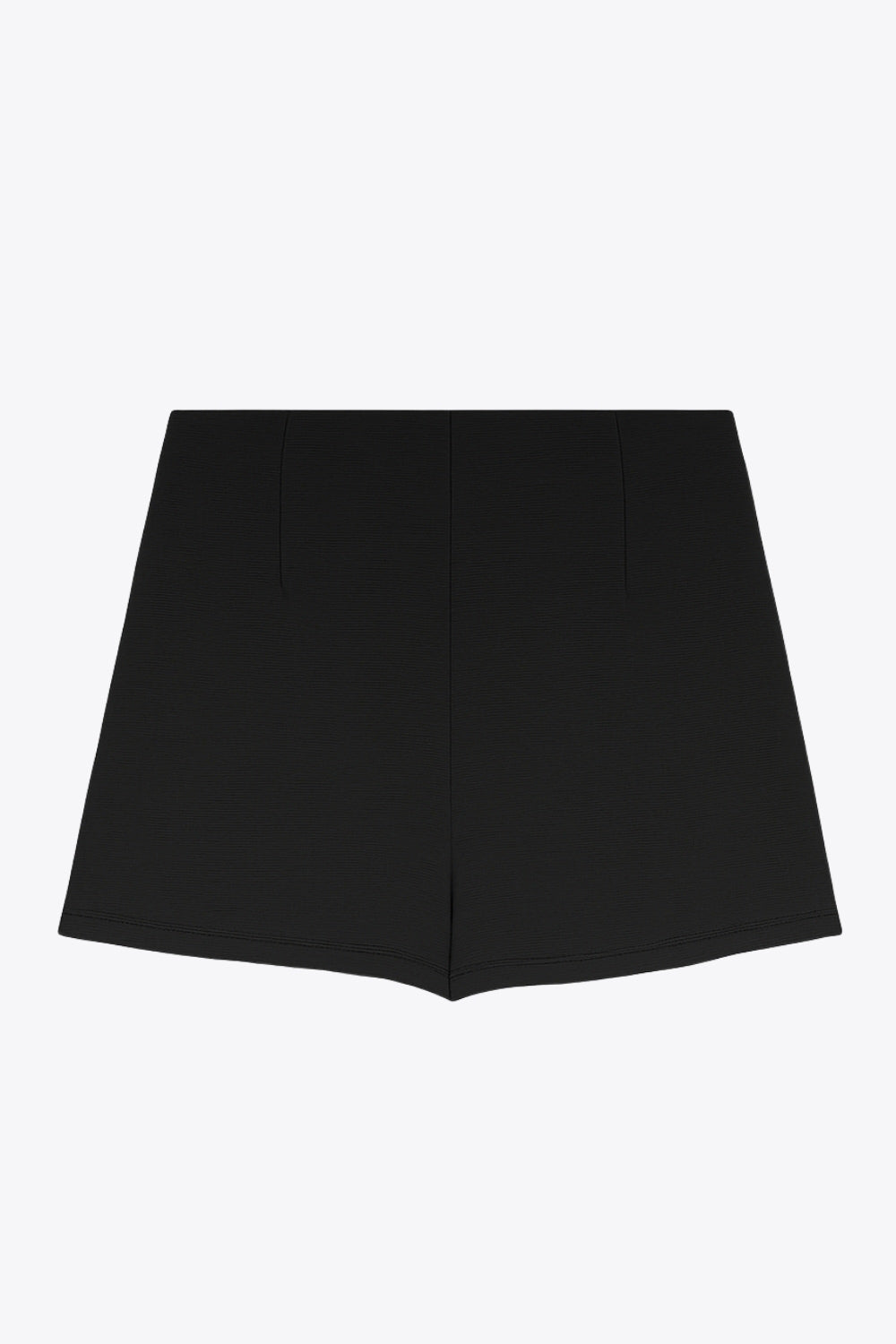 Falda short corto de cintura alta, corte en a, cruce frontal con plisados frontales y cierre lateral con cremallera oculta.