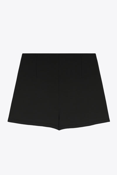 Falda short corto de cintura alta, corte en a, cruce frontal con plisados frontales y cierre lateral con cremallera oculta.