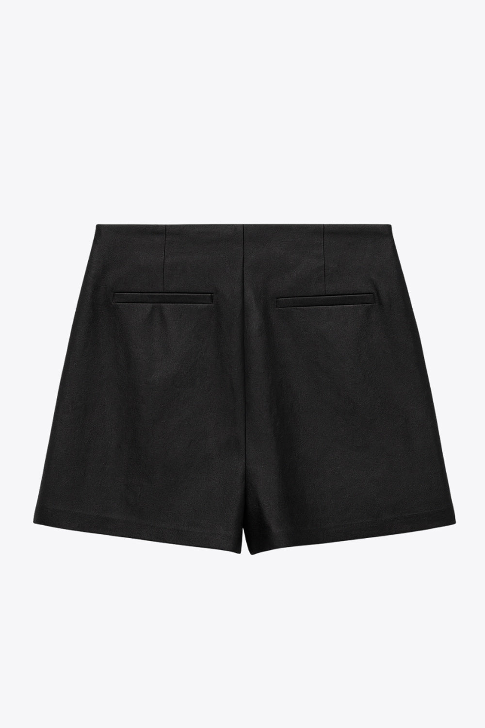 Falda short corto de efecto piel, cintura alta, corte en a, cruce frontal con abertura y plisados laterales. Cierre lateral con cremallera oculta.